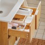 SoBuy Waschbeckenunterschrank BZR172-N mit offen Schubladen und Badutensilien.