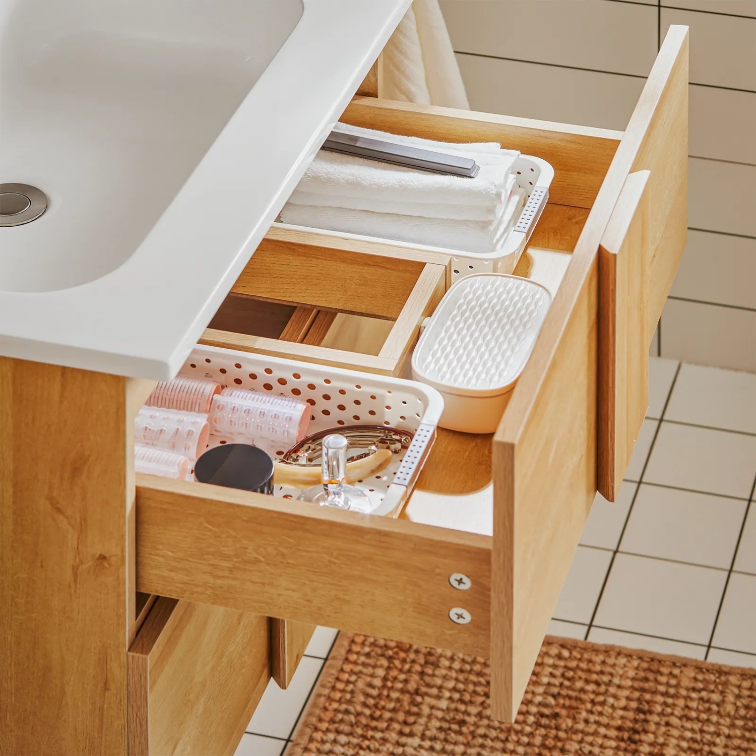SoBuy Waschbeckenunterschrank BZR172-N mit offen Schubladen und Badutensilien.