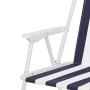 Detailansicht: Blau-weiß gestreifter Campingstuhl, Faltstuhl mit Armlehne.