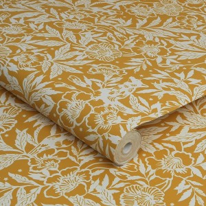 Gelbe Vliestapete mit floralem Muster in Weiß und Gold. Joules Twilight Ditsy für stilvolle Wände.