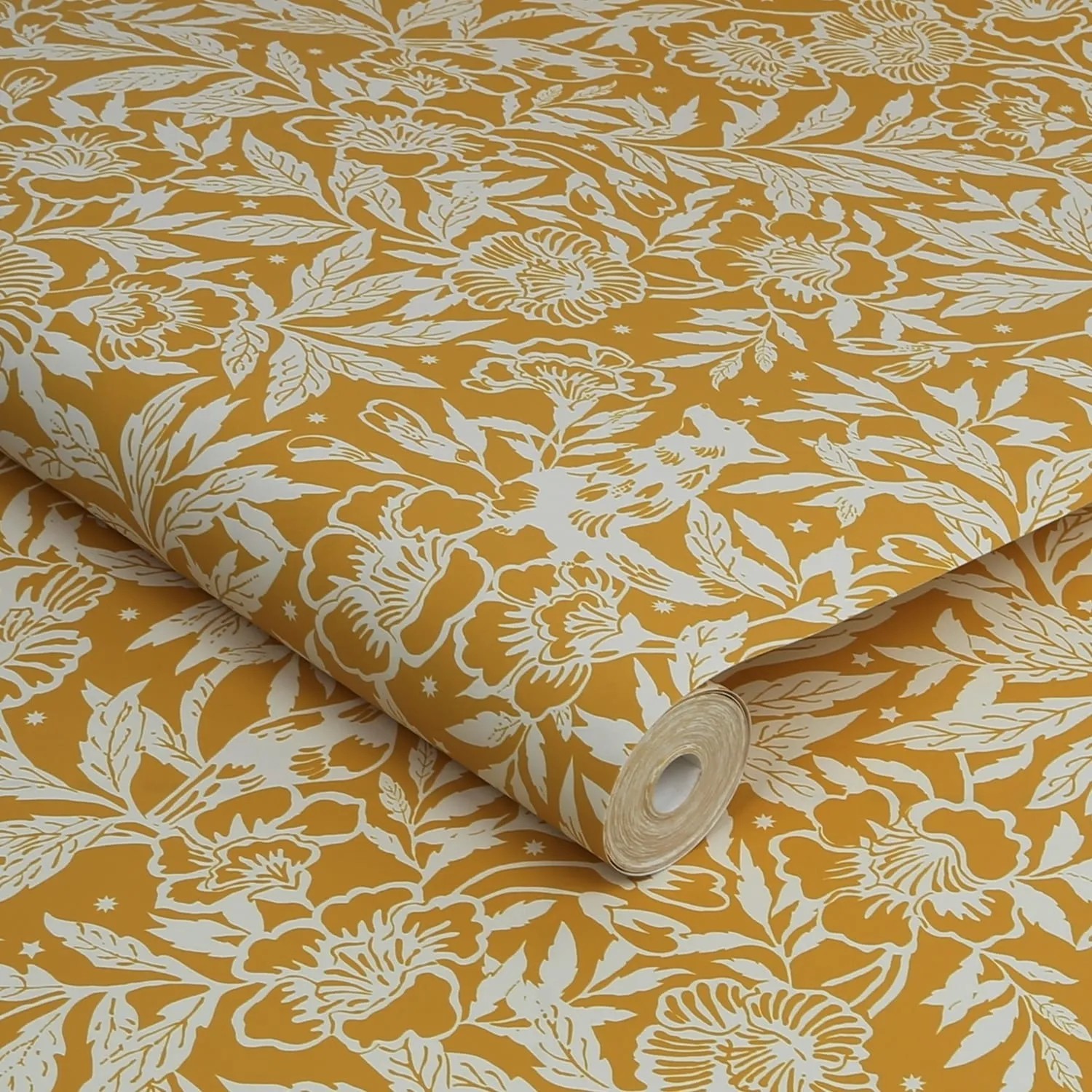 Gelbe Vliestapete mit floralem Muster in Weiß und Gold. Joules Twilight Ditsy für stilvolle Wände.