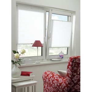 Weißes Gardinia EasyFix Plissee mit zwei Bedienschienen am Fenster.