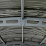 Detailaufnahme des Palram Atlas Carport-Dachs in Basaltgrau, Aluminiumkonstruktion mit Polycarbonatplatten.