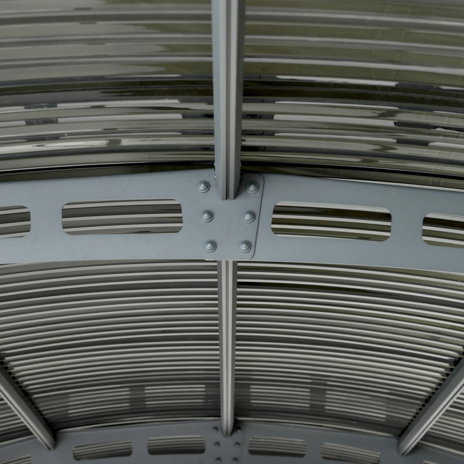 Detailaufnahme des Palram Atlas Carport-Dachs in Basaltgrau, Aluminiumkonstruktion mit Polycarbonatplatten.