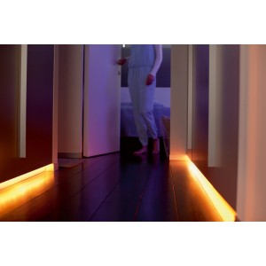 Philips Hue Lightstrip Plus: Indirekte Beleuchtung mit warmweißem Licht im Flur.