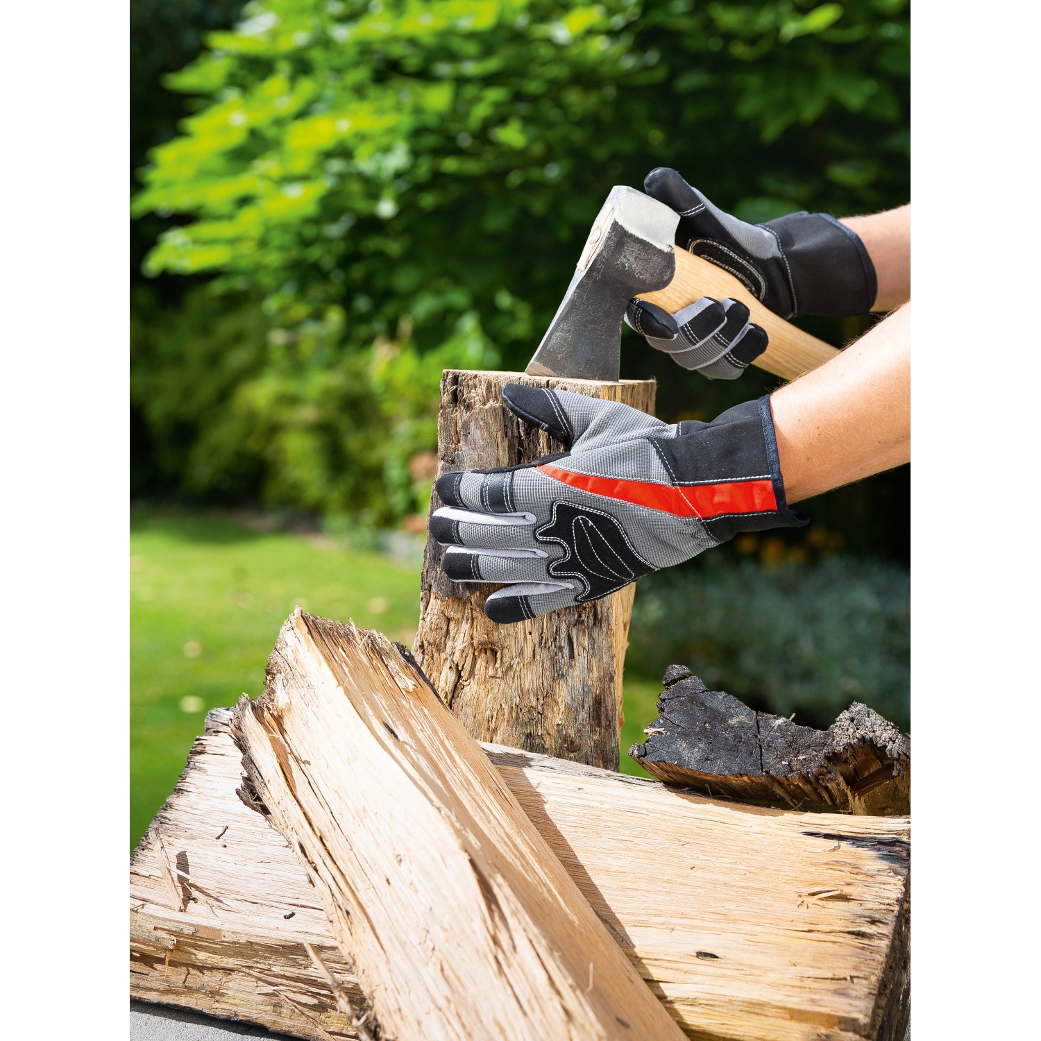 Arbeitshandschuhe mit Silikon-Benoppung beim Holz hacken, Größe 8, Schwarz-Grau.