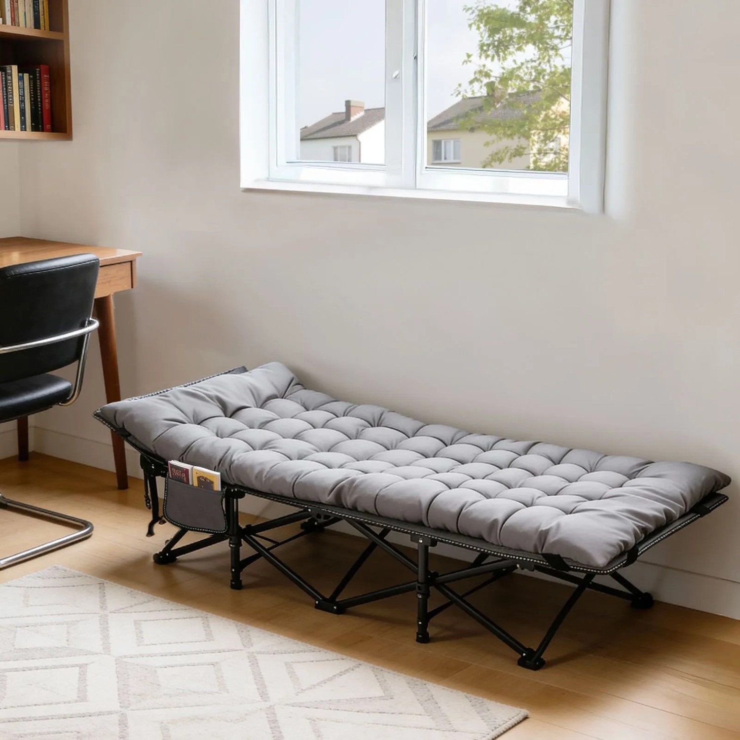 Sekey Campingbett, klappbares Feldbett mit grauer Matratze (190x71x35cm) im Innenraum.