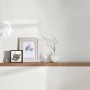 PROFHOME Uni Tapete in Grau an Wand mit Deko auf Holzregal.