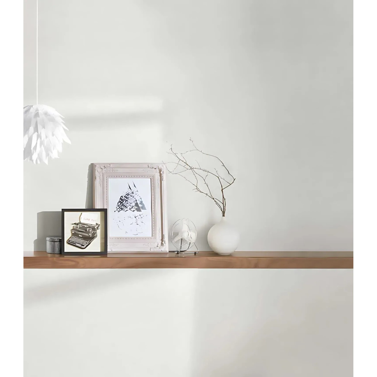PROFHOME Uni Tapete in Grau an Wand mit Deko auf Holzregal.