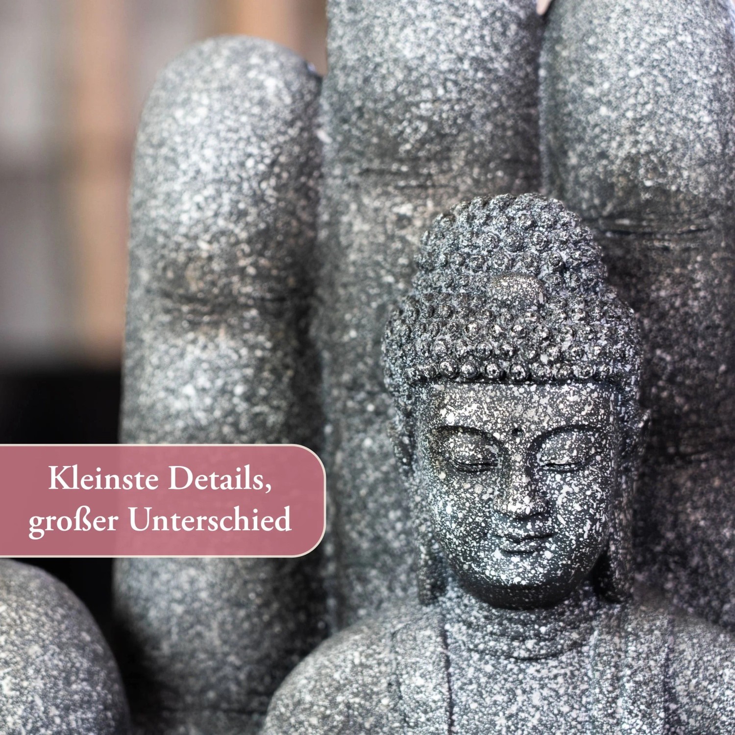 Detailaufnahme: Mittelgroßer, schwarzer Buddha Zimmerbrunnen (55cm) mit Beleuchtung von Intergarden.
