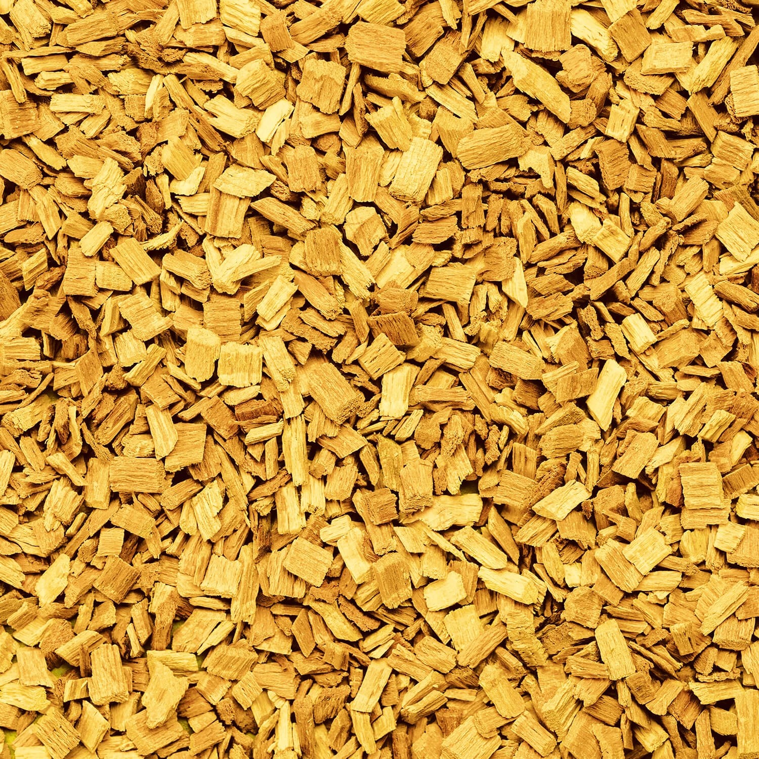 Gelbe Galamio Holzhackschnitzel als Dekormulch für den Garten.