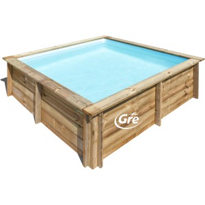 Quadratischer Gre Echtholzpool City, braune Holzverkleidung, blauer Poolinhalt.