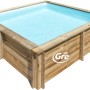 Quadratischer Gre Echtholzpool City, braune Holzverkleidung, blauer Poolinhalt.