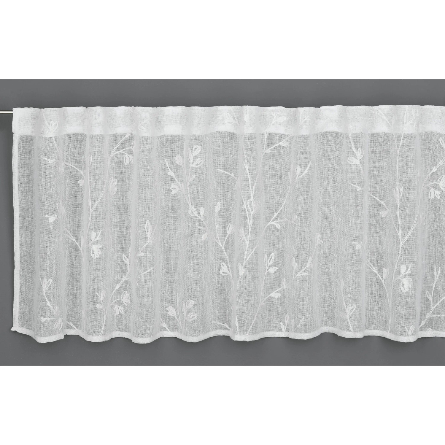 Transparente Bistrogardine in Natur mit zarter Blumenstickerei für eine gemütliche Fensterdekoration.