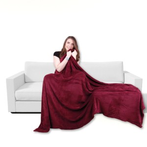 Frau kuschelt in rotbrauner Mikrofaser Decke auf Sofa. Bestgoodies Wohndecke, 210x280 cm.