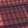 Montiertes Solarpanel mit Absaar Mittelklemmen auf einem roten Ziegeldach.