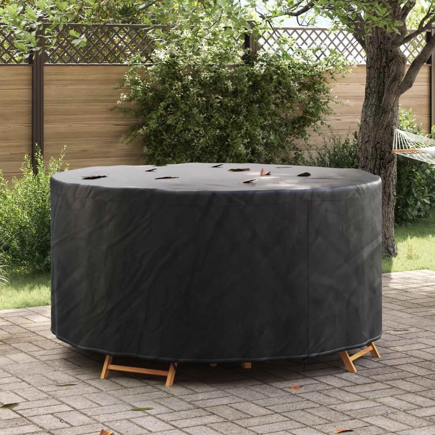 Schwarze, runde vidaXL Gartenmöbelabdeckung aus 210D-Gewebe auf Terrasse. Wasserdicht, UV-beständig, schützt Möbel.