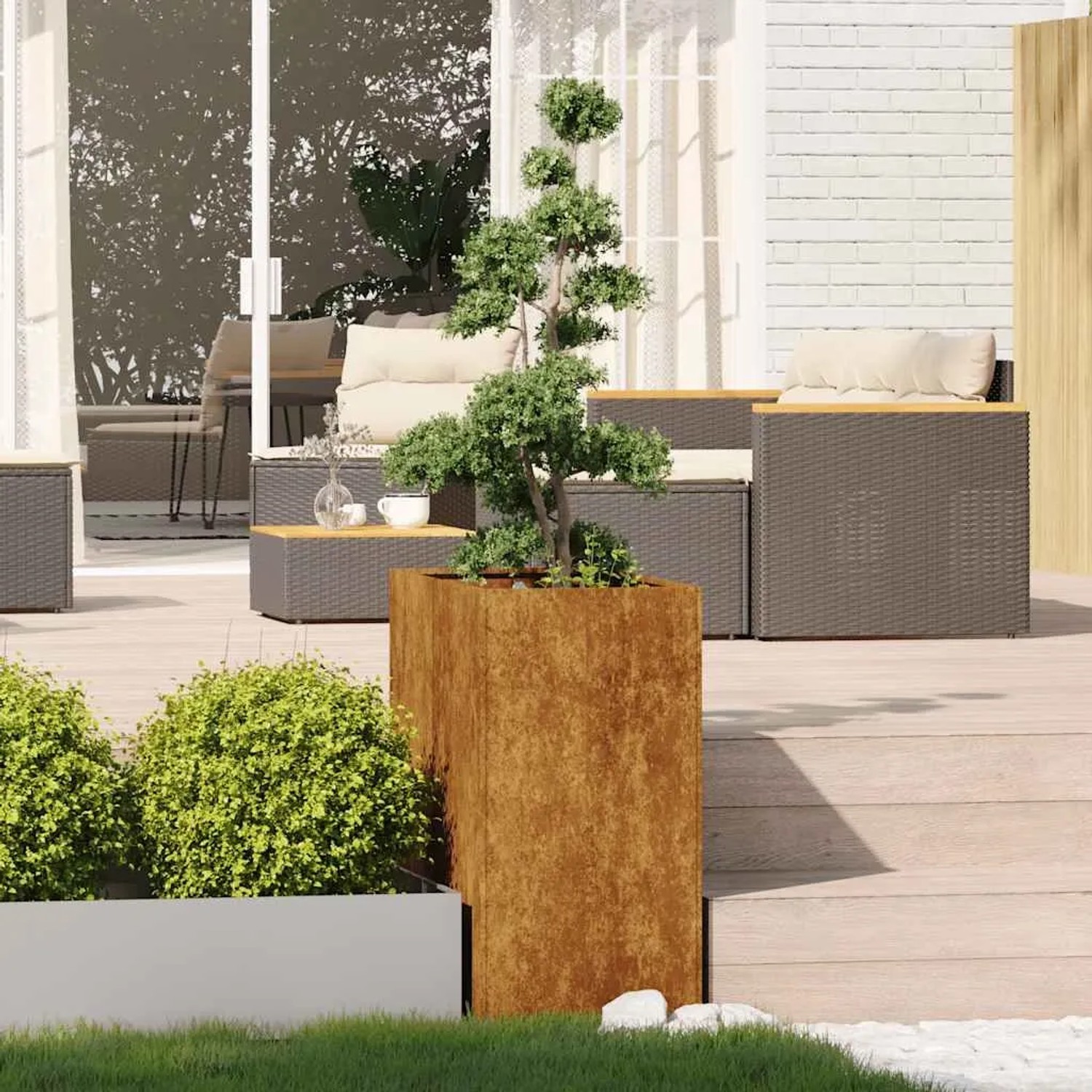 Rostbrauner vidaXL Pflanzkübel aus wetterfestem Stahl, 80 cm hoch, auf Holzterrasse mit Grünpflanze.