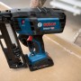 Bosch Professional Akku-Holznagler GNH 18V-64 M: Kabelloser Tacker für präzise Befestigungen.