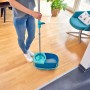 Leifheit Clean Twist Disc Mop Ergo Set mit Wischmop, Eimer und Schleudersieb in Anwendung.