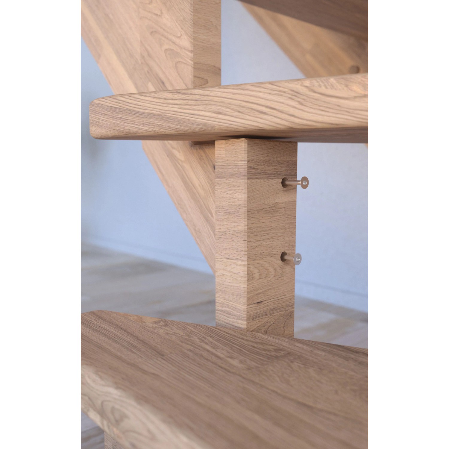 Nahaufnahme einer Lindos Eichenholztreppe mit Setzstufen. Deutliche Holzmaserung, stabile Konstruktion und Geländerdetails.