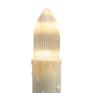 Detailaufnahme: Warmweiße LED-Kerze der Lichterkette mit grünem Kabel.