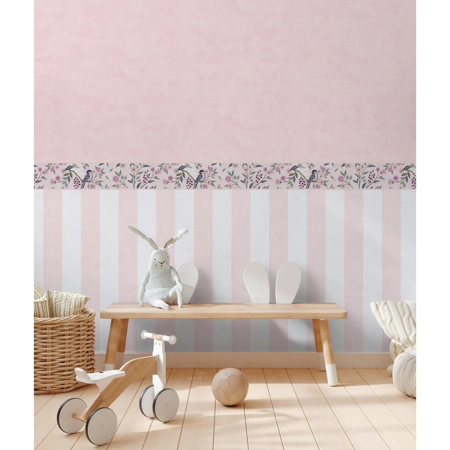 A.S. Creation Vlies-Bordüre mit Blümchen und Vögeln in Grün, Rosa und Lila im Kinderzimmer.