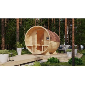 Naturbelassene Karibu Fass-Sauna 2 aus Holz im Garten, mit Fronteinstieg und rustikalem Design.