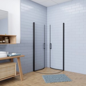 Schwarze Rundduschkabine 80x80cm mit Drehtür aus ESG Sicherheitsglas in modernem Bad mit blauen Fliesen.
