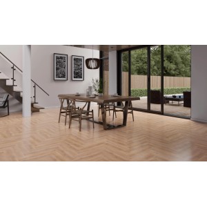 Verlegtes Klick-Vinyl Altenwald Eiche Herringbone im Wohnraum mit Esstisch und Terrassenzugang.