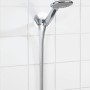 Wenko Static-Loc Duschkopfhalter Osimo in Silber-Chrom an weißer Wand.