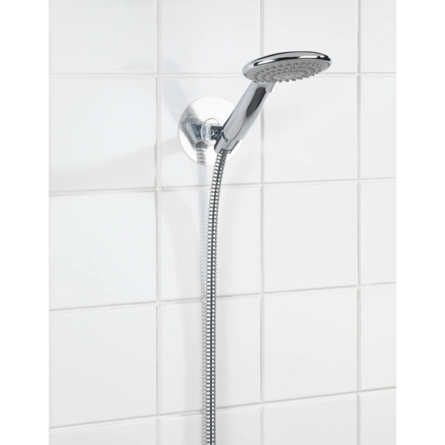 Wenko Static-Loc Duschkopfhalter Osimo in Silber-Chrom an weißer Wand.