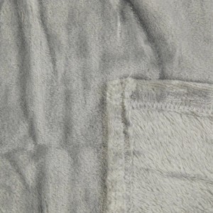 Graue Bestlivings Kuscheldecke Celina (130x170 cm) aus weichem Polyester, Detailaufnahme.