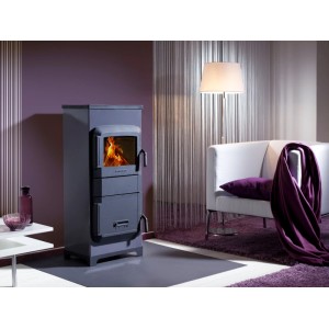 Wamsler RH 8F Kaminofen in Lavendel Stahl, 8 kW Leistung, mit Flammen im Brennraum.