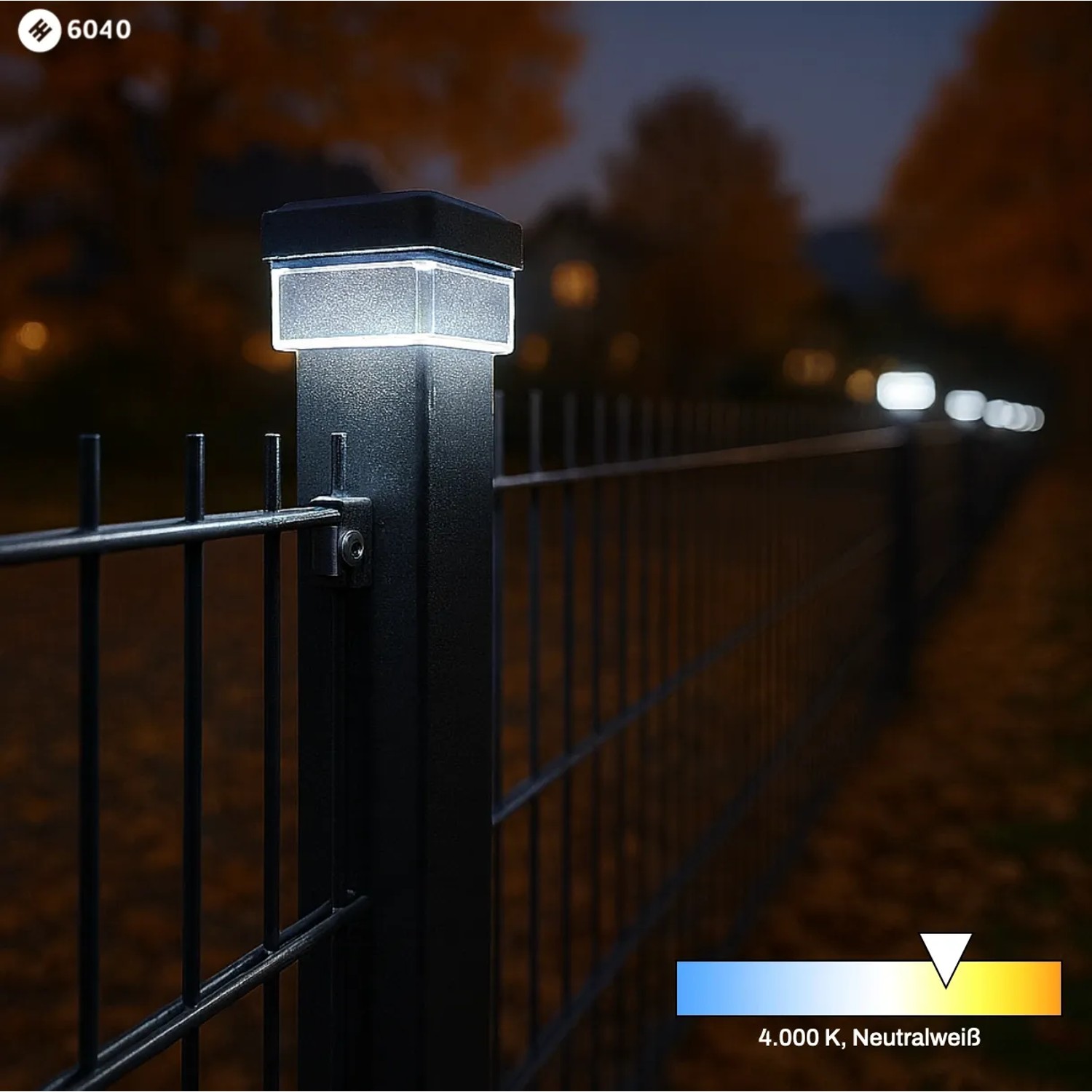 Solar Zaunleuchte 60x40 LED auf Doppelstabmattenzaun bei Nacht, neutralweißes Licht für Ambiente.