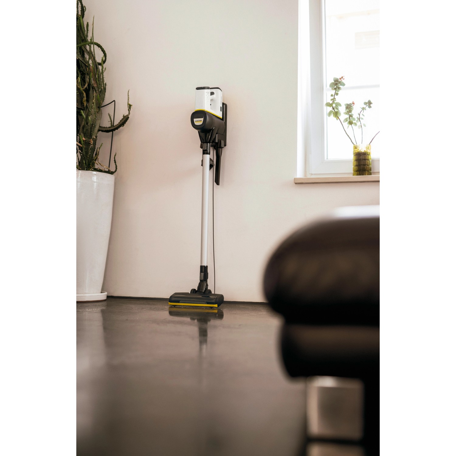 Kärcher Akku-Staubsauger VC 6 Cordless an Wandhalterung mit Ladefunktion.