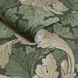Grüne Vliestapete Acanthus von William Morris at Home, florales Muster mit Blättern.