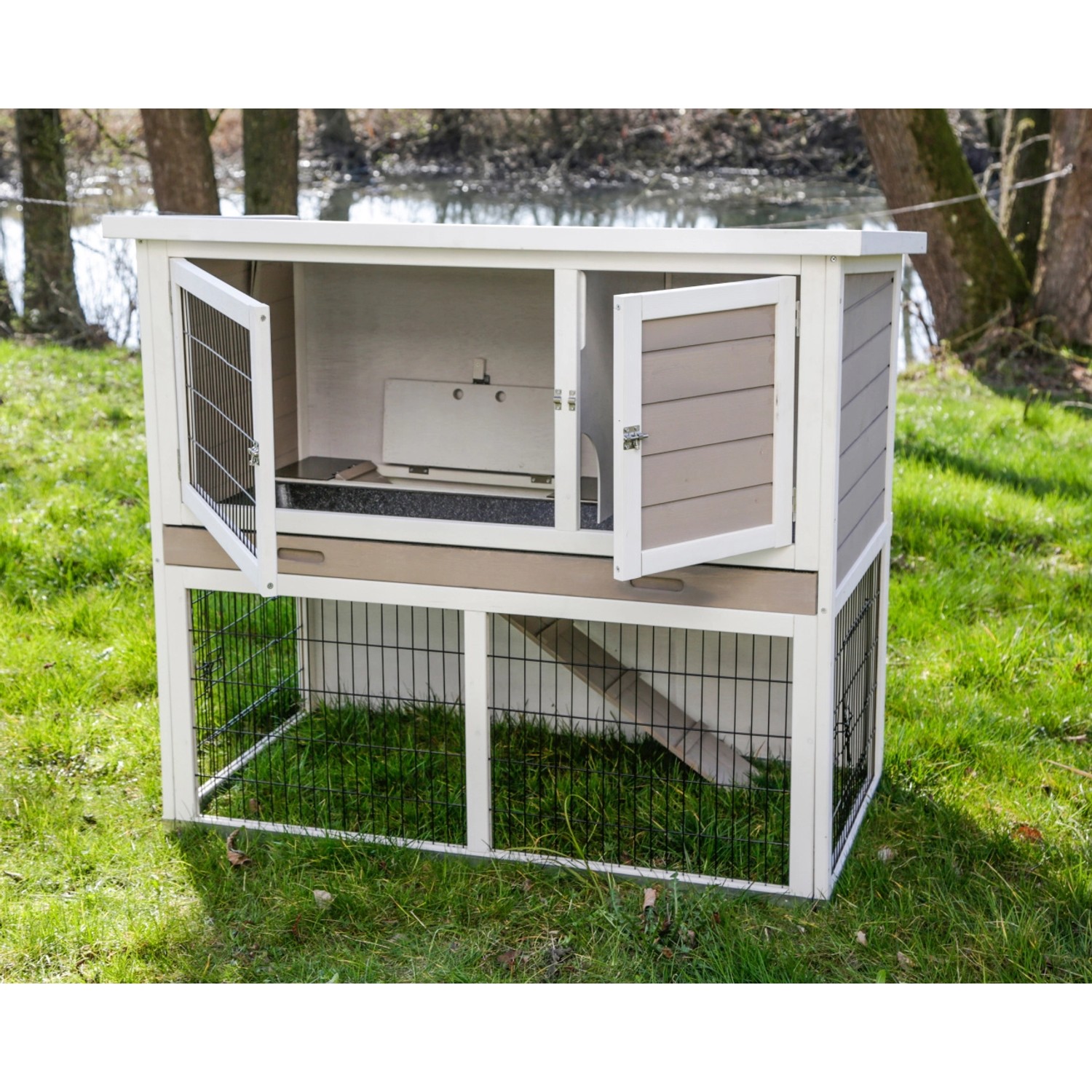 Kerbl Kleintierstall Lucky, braun-weißer Nagerstall mit zwei Etagen und Freilaufgehege.