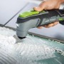 LUX Akku-Multi-Tool A-MFW-20 Solo beim Entfernen von Fliesenkleber. Vielseitiges Elektrowerkzeug für Heimwerker.
