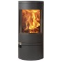 Schwarzer Panadero Ecodesign Kaminofen aus Stahl mit brennendem Holz im Feuerraum.