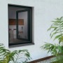 Anthrazitfarbener Alurahmen Insektenschutz für Fenster, teilweise geöffnet.