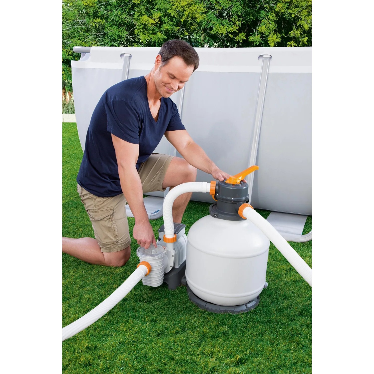 Bestway Flowclear Sandfilteranlage mit Zeitschaltuhr im Einsatz am Pool.