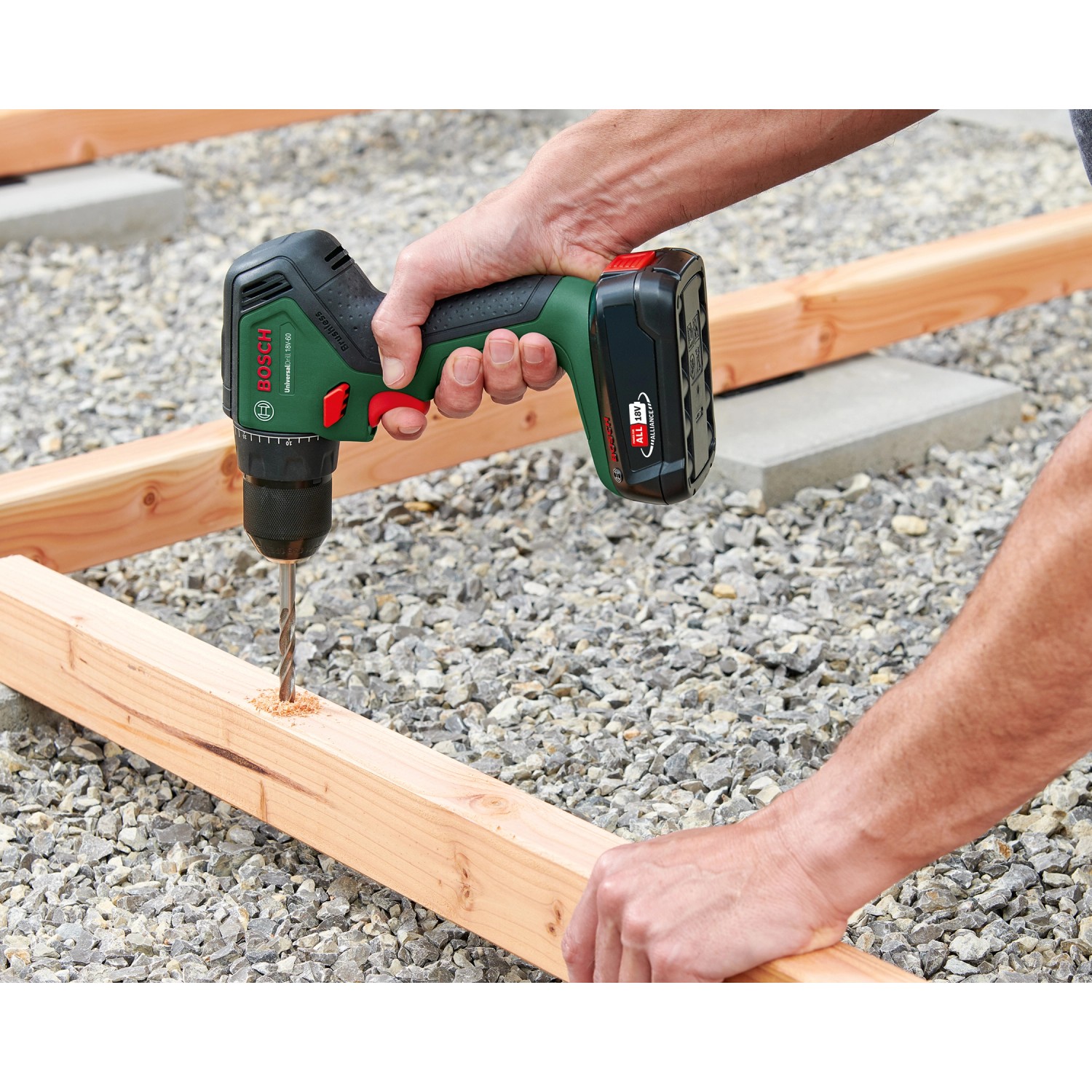 Bosch Akku-Schlagbohrschrauber UniversalImpact 18V-60 beim Bohren in Holz.