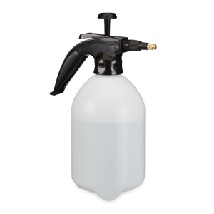 Transparenter Kunststoff Drucksprüher mit schwarzem Pumpgriff und verstellbarer Messingdüse. Ideal für Garten und Pflanzenpflege.