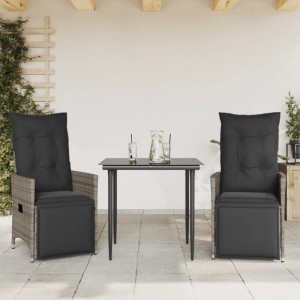 Zwei graue Poly Rattan Gartensessel mit dunkelgrauen Kissen auf Terrasse. Verstellbare Outdoor-Stühle.