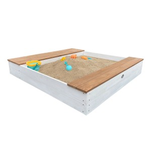 Axi Sandkasten Evy mit Bänken, Stauraum, Sand und Spielzeug. Weißes Holz, braune Akzente.