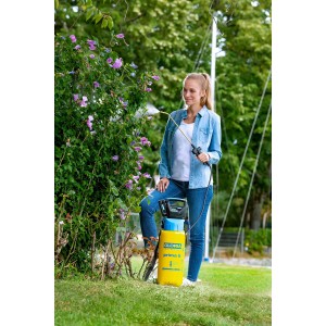 Frau nutzt Gloria Akku Kompressor Drucksprühgerät zur Gartenpflege.