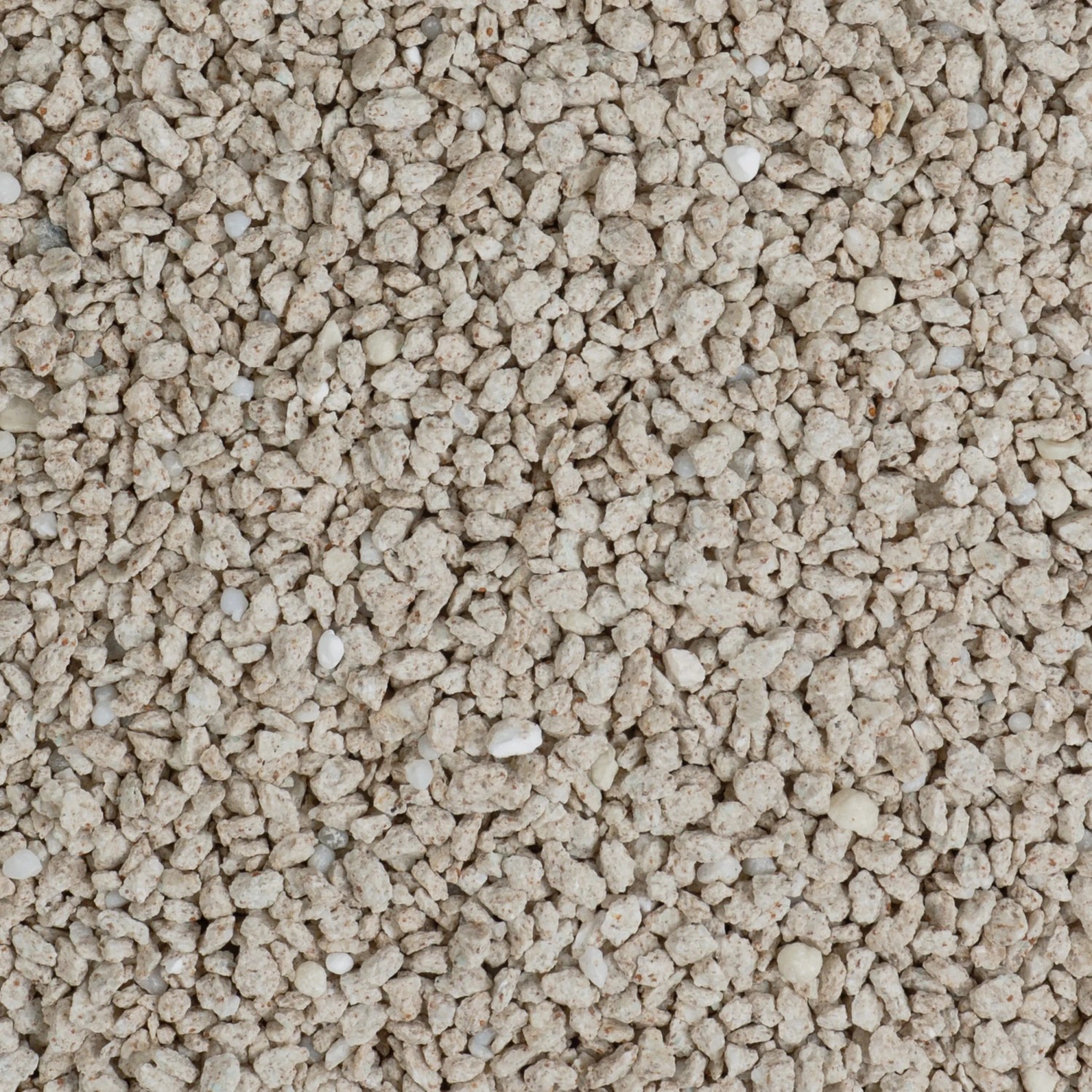 Nahaufnahme: COMPO Rasen-Langzeitdünger Granulat, hellbeige mit weißen Sprenkeln.