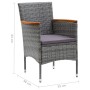 Grauer Rattan Gartenstuhl mit Akazienholz-Armlehnen und dunklem Sitzkissen als Teil eines Bistro-Sets.