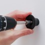 Montage des taupefarbenen Wagner Wandhakens Hooks4home Tulip mit Schraubenzieher.
